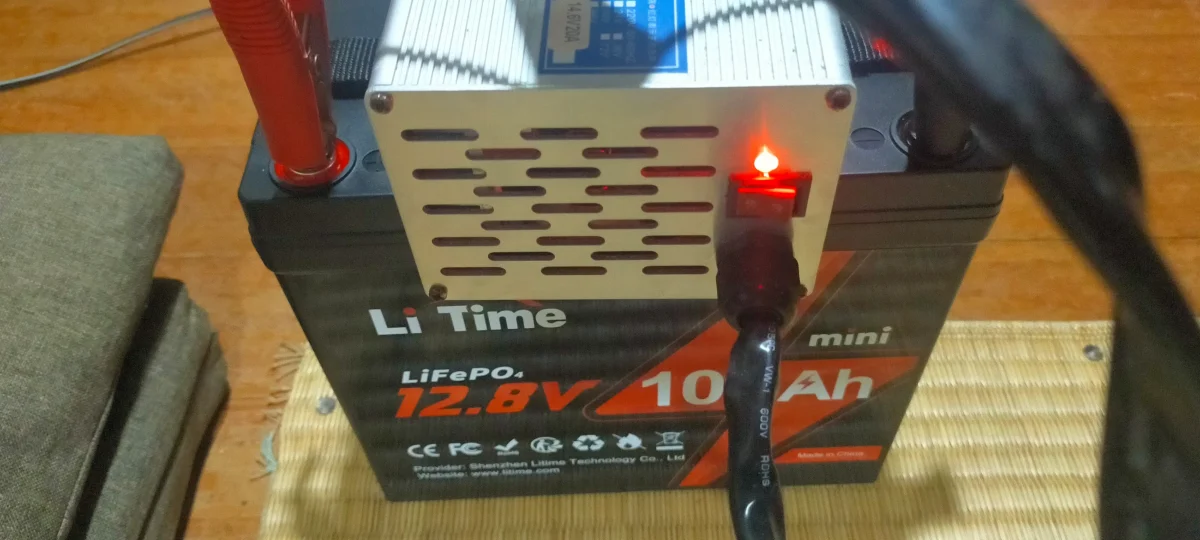 LiFePO4専用充電器12V20A→Li Time12V100ah Mini充電中