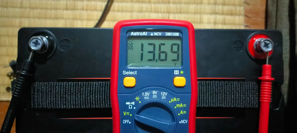 Li Time12V100ah Mini(充電完了後に直ぐ測った電圧13.69V)