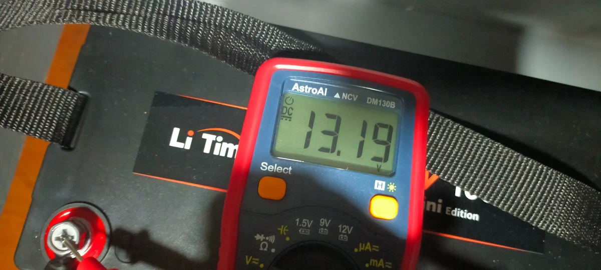 Li Time12V100ah Mini 1日ソーラーパネルから充電を終了する(デジタルテスター計測13.19V)