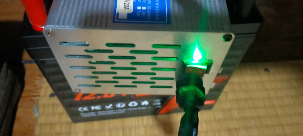 LiFePO4専用充電器14.6V20A充電完了サイン緑LED点灯