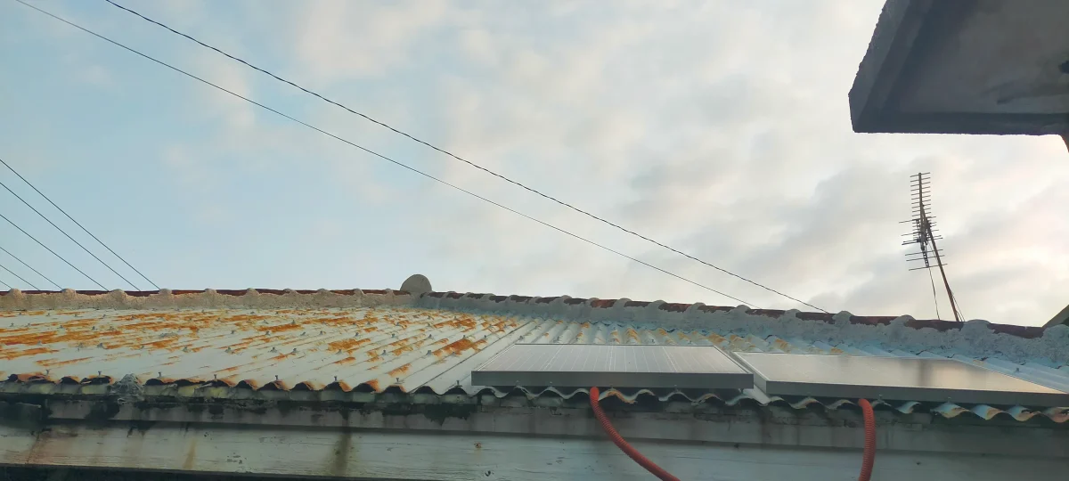 トタン屋根にソーラーパネル