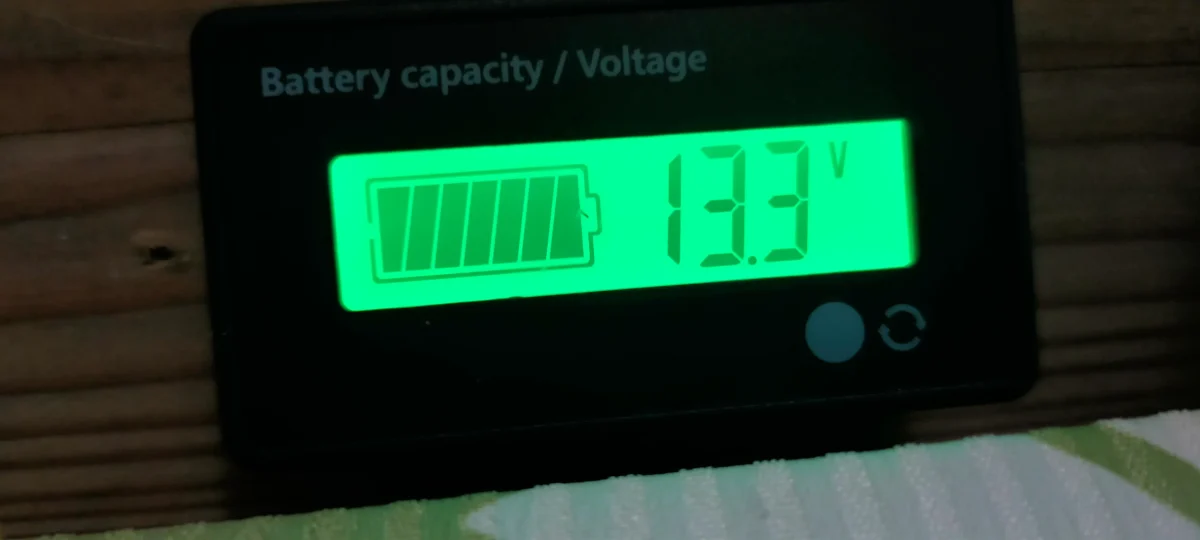 冷蔵庫に使う蓄電池の電圧13.3V