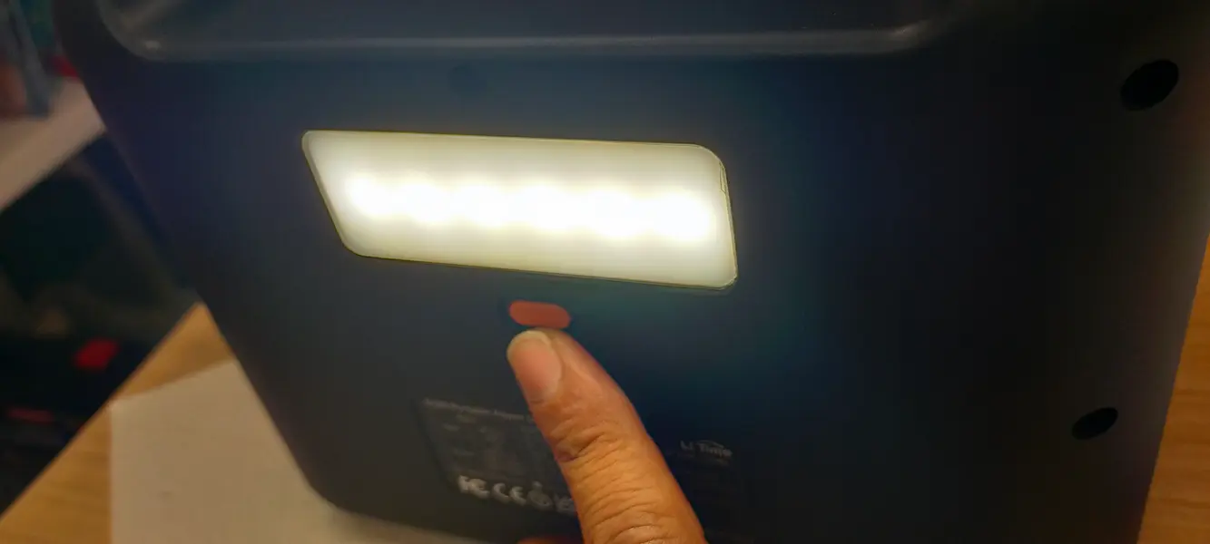 LiTimeポータブル電源ライトボタン