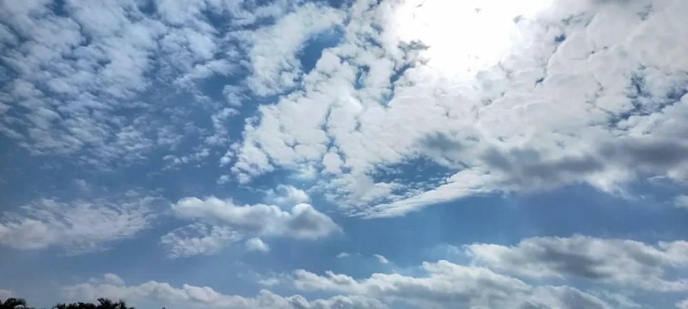 雲が多い晴れ日