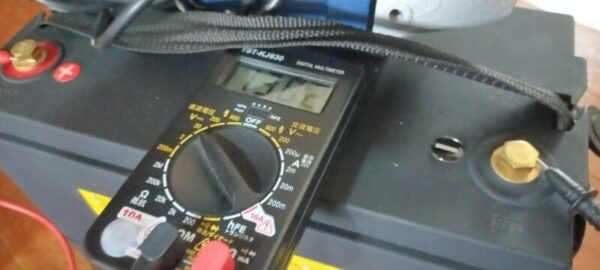 電圧計OFFの上部端子電圧「13.0V」