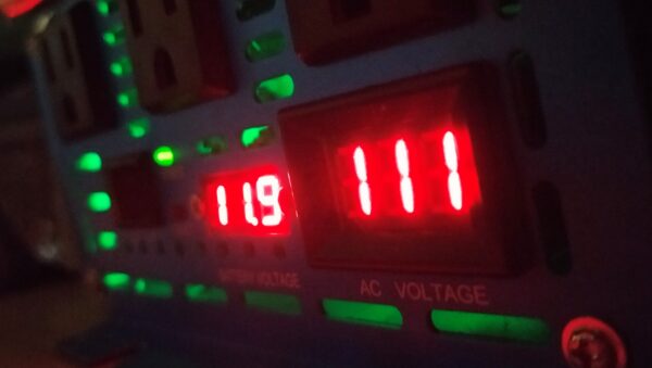 夜7時：電圧計11.9V