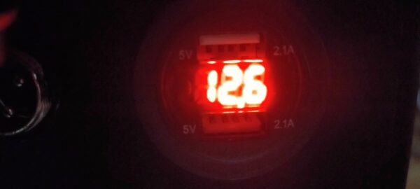 就寝時リン酸鉄リチウムイオンバッテリー：電圧計12.6V
