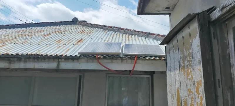 ソーラーパネル12V100W2枚トタン屋根の上に設置