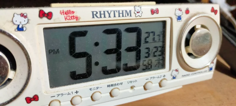 梅雨に向けてエアコン動かして見た(3月23日5時33分室内温度27.7℃)