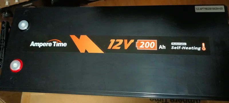 アンペアタイムバッテリー12V200ahヒーター付き(上部)