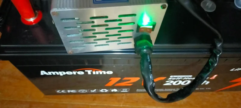 アンペアタイムバッテリー12V200ahヒート機能付き充電完了(緑LED表示)