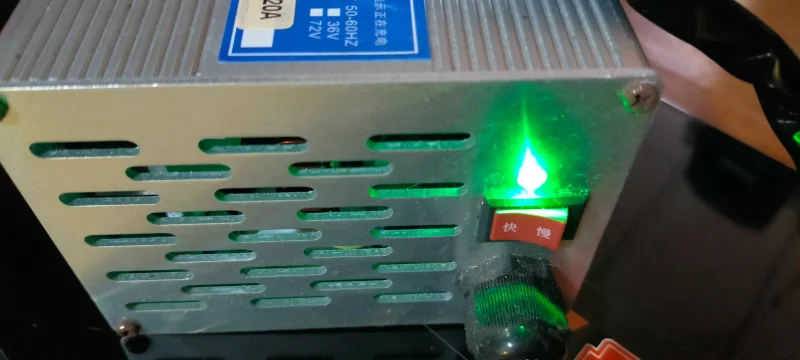 アンペアタイムバッテリー12V200ah充電完了(緑LED表示)